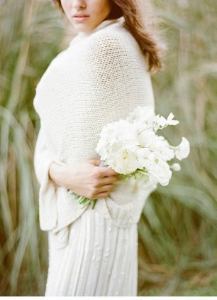 Небольшой белый букет невесты