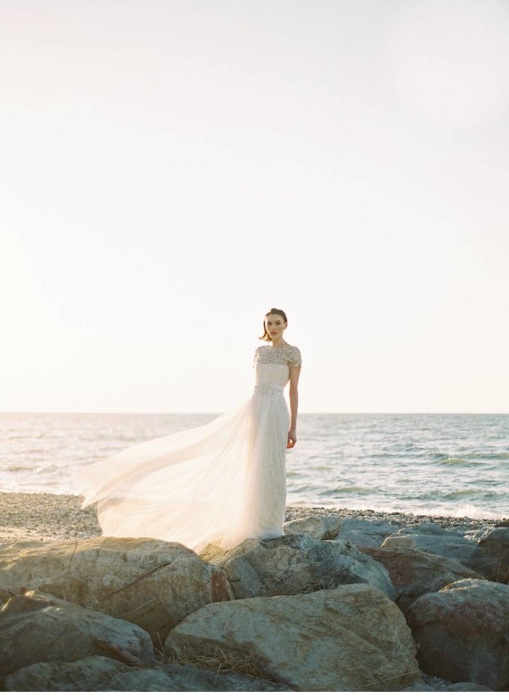 Завораживающее фото невесты на каменнистом пляже
