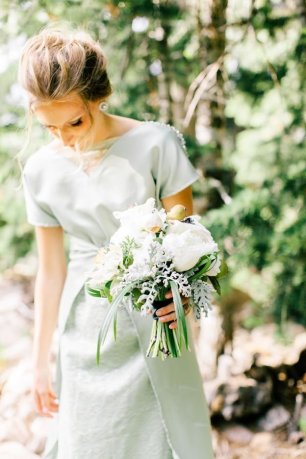 Букет белых пионов