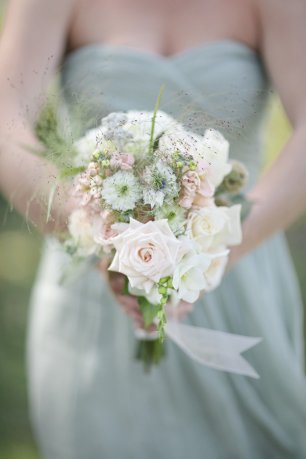 Свадебный букет, украшенный лентой