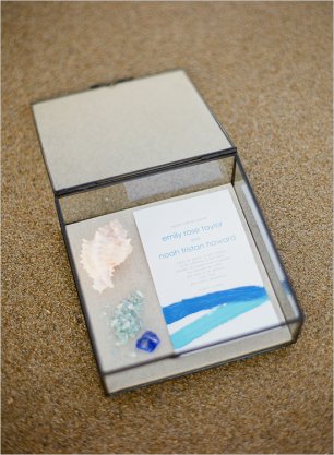 Стеклянная коробочка с приглашением внутри