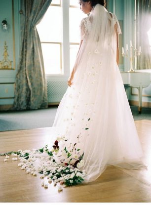 Фата невесты, украшенная цветами