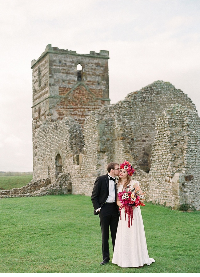 Свадебная фотосессия на фоне разрушенного замка