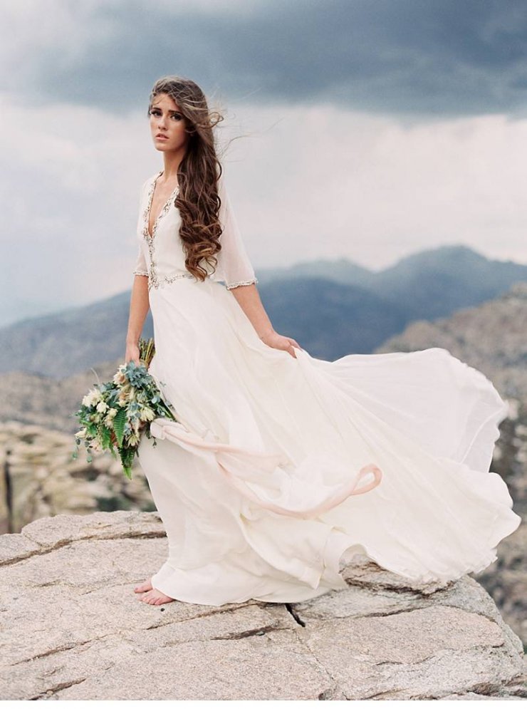Свадебное платье с рукавом и глубоким вырезом