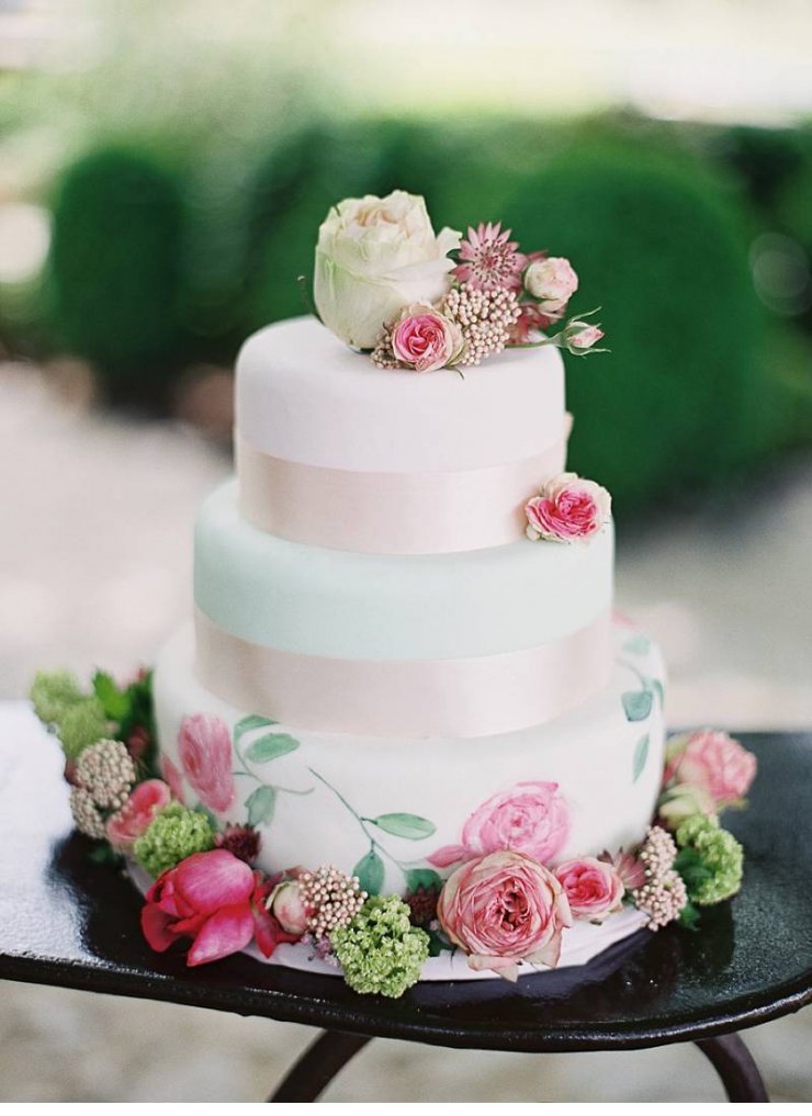 Торт, украшенный атласными лентами и живыми цветами
