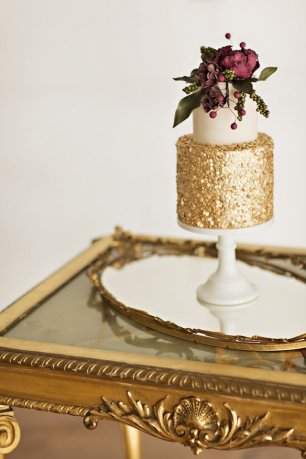 Небольшой торт в золотом цвете