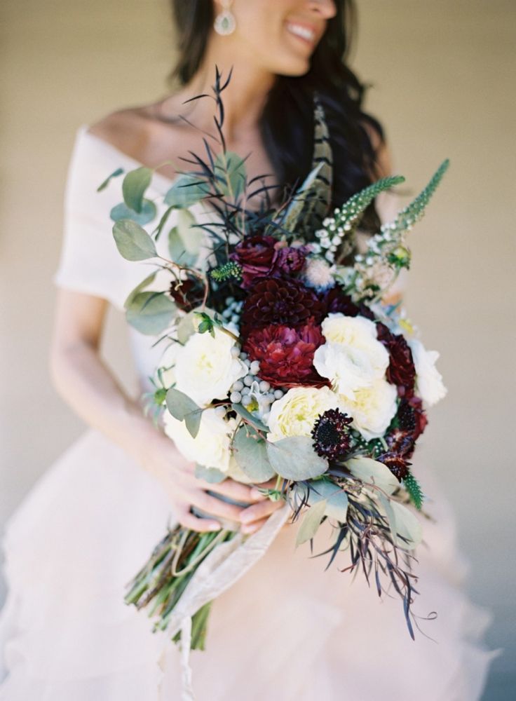 Большой букет невесты с цветами, растительностью и перьями