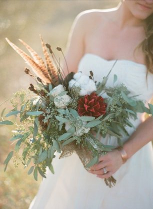 Пышный букет невесты с перьями