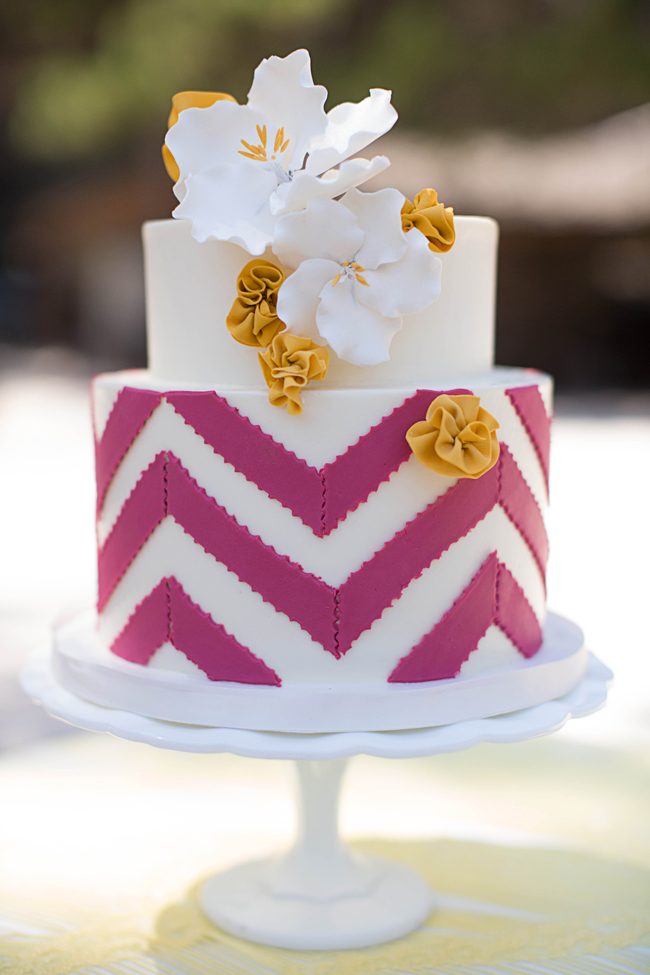 Свадебный торт с цветами: идеи и вдохновение, тренд - узор шеврон