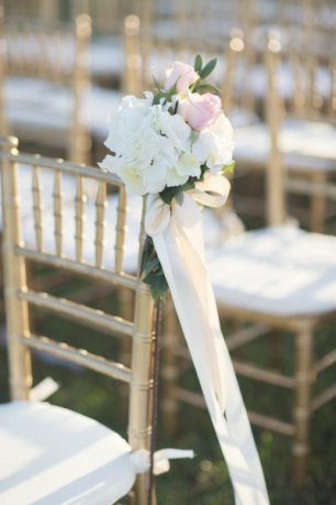 Декор стульев живыми цветами