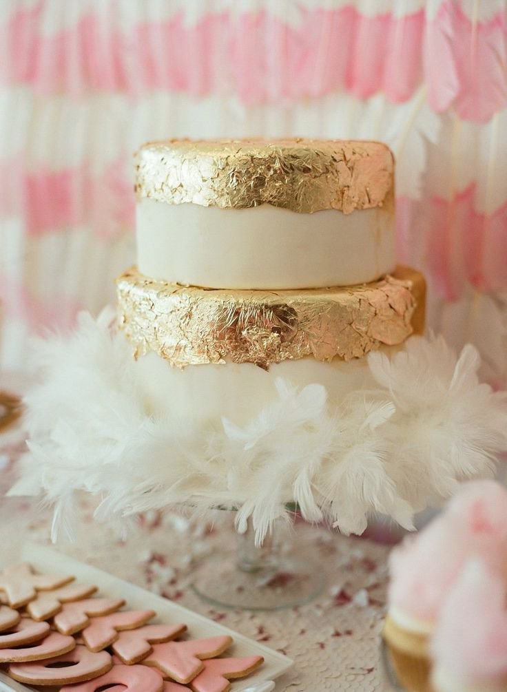 Изысканный, оригинальный свадебный торт с перьями