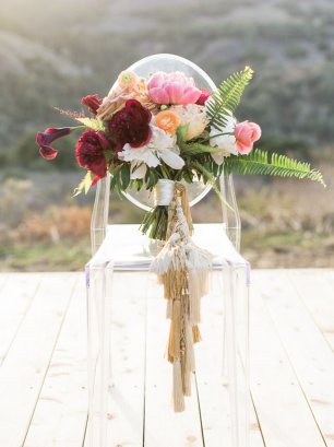 Букет невесты на стуле