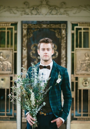жених в зеленом клетчатом пиджаке