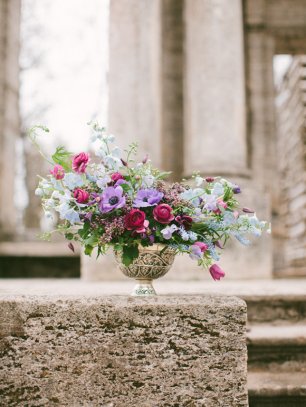 Цветы в бронзовой вазе