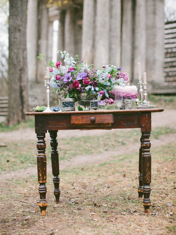 Стол оформленный цветами в декоре свадебной фотосессии