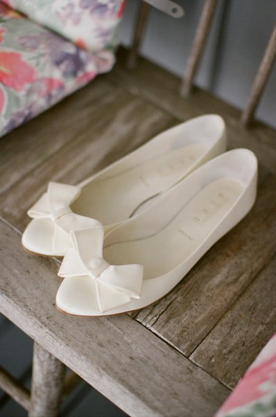 Обувь невесты: туфли в белом цвете - балетки