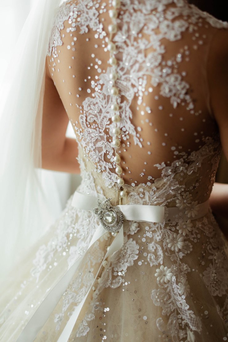 На свадебном платье