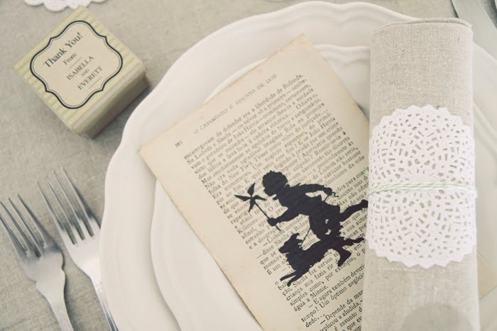 Книжная свадьба: бонбоньерки, черные фигурки, книжное меню, кружевыне салфетки для приборов фото