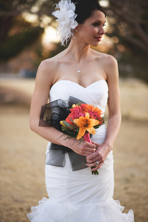 Платье невесты с черным поясом, букет невесты фото