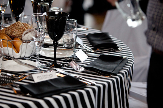 Декор свадьбы в черно-белых цветах: оформление стола фото
