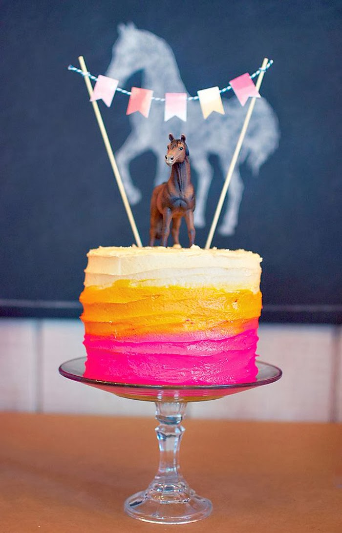Свадебный торт омбре - тренд, украшенный флажками с фигуркой лошади