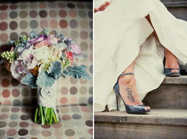 Букет и туфли невесты в сером цвете
