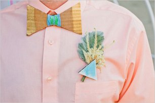 Образ жениха: бутоньерка, деревянная галстук-бабочка - фото 