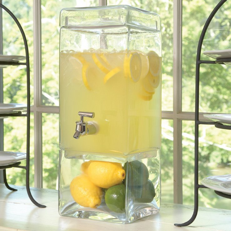 Натуральный лимонад на сладком столе