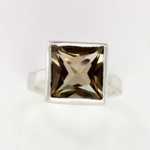 Смелый выбор: обручальное кольцо с большим камнем