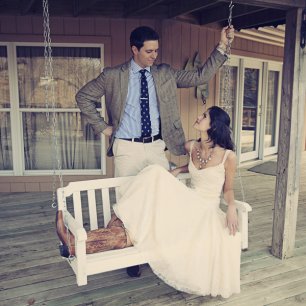 Качели - очень романтичный декор для свадебной фотосессии