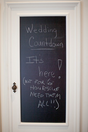 Дверь на свадебной фотосессии в качестве грифельной доски