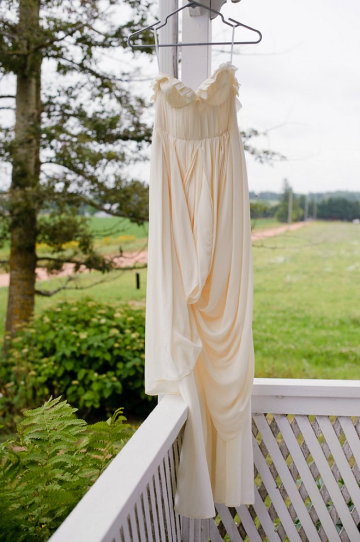 Элегантное свадебное платье с воланами