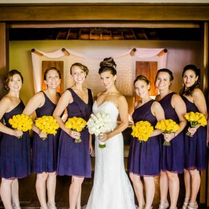 Подружки невесты с контрастными желтыми букетами