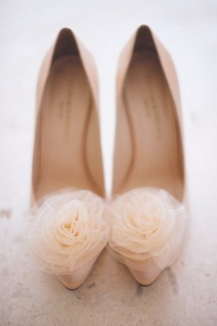 Туфли-лодочки невесты с розами из ткани