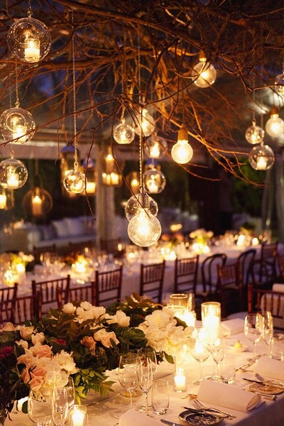 Оформление свадебного стола на природе:мерцание свечей и декорированых лампочек
