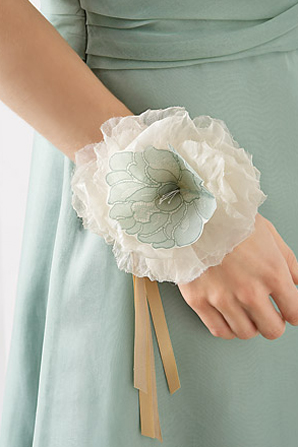 Браслет на руку для подружки невесты в виде тканевого цветка