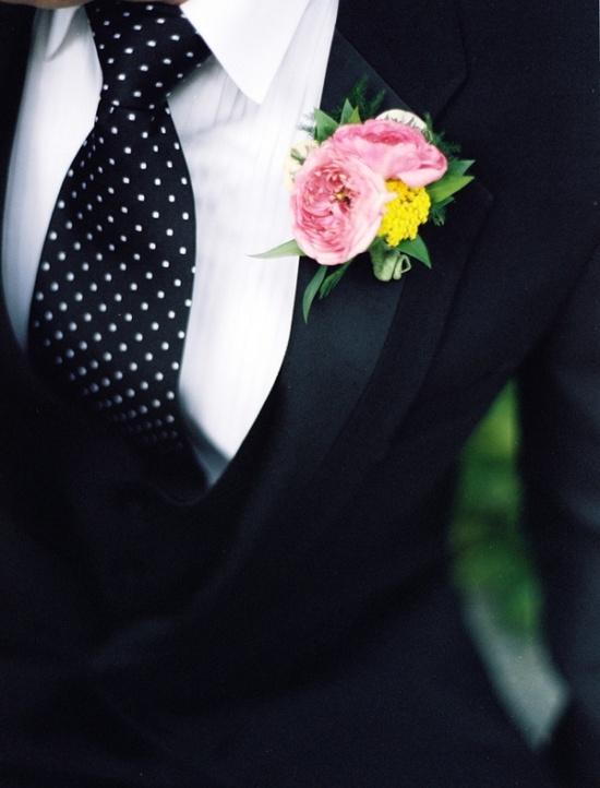 Классический смокинг жениха с цветочной бутоньеркой и галстуком в мелкий горошек