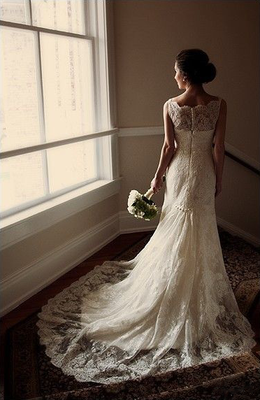 Платье невесты с кружевом и шлефом