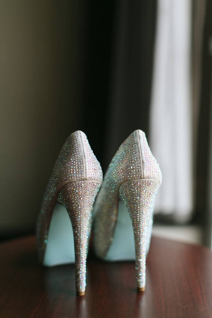Туфли невесты, усыпанные кристаллами