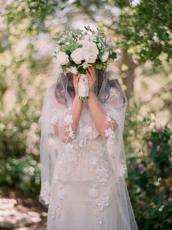 Платье невесты с вышивкой и полупрозрачной фатой