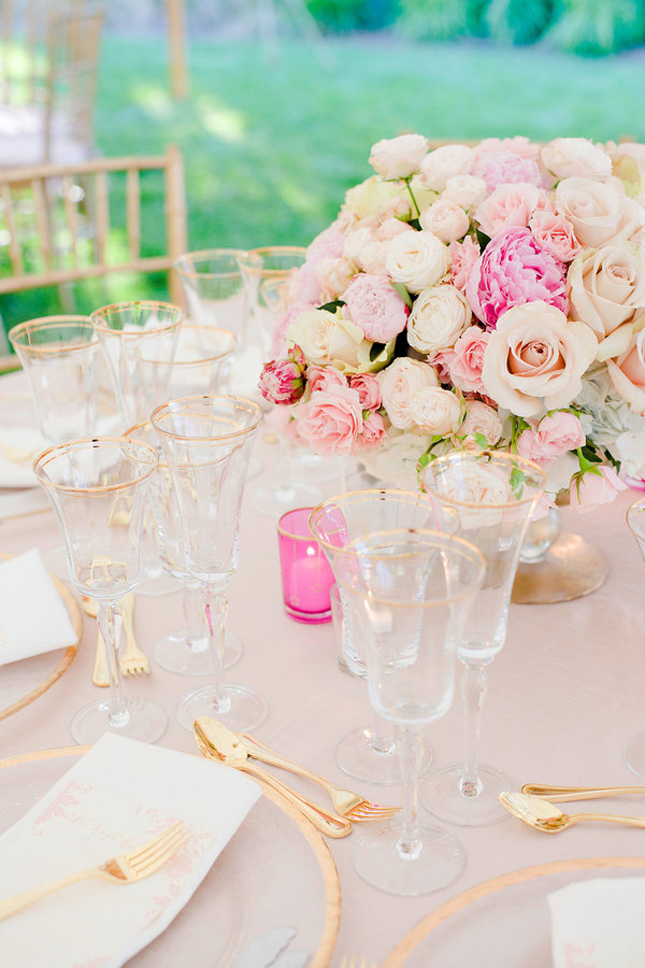Сочетание золотого и розового в оформлении свадебного стола