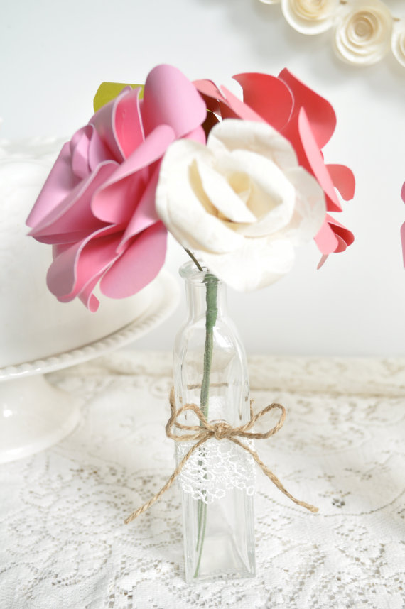 Декор для места торжества: вазы с искусственными розами