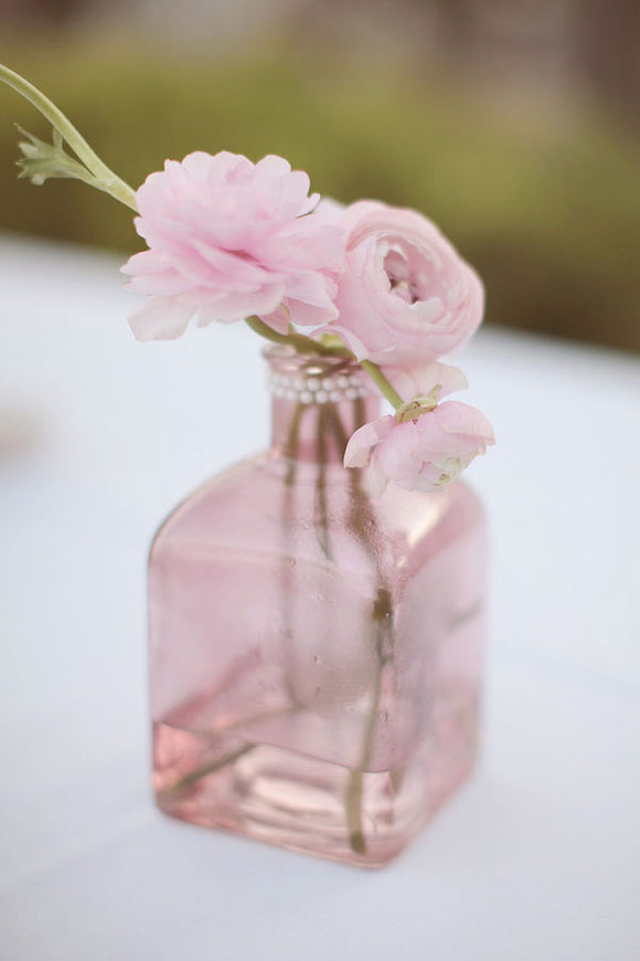 Оформление стола: живые розы в бутылках