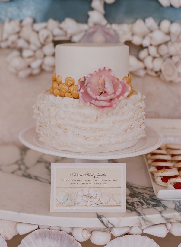 Свадебный торт с декором из ракушек