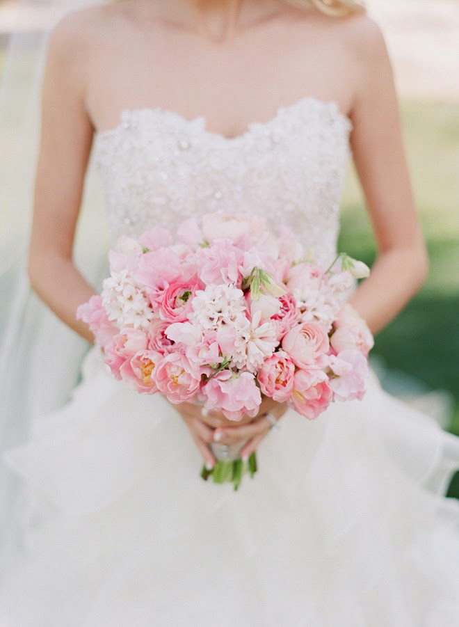 Букет невесты из бело-розовых пионов