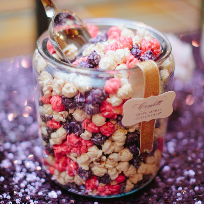 Цветной попкорн на сладком свадебном столе