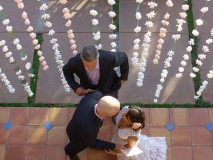 Гирлянда из бумажных цветов на бракосочетании