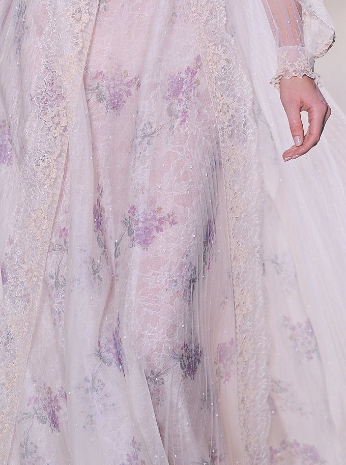 Полупрозрачное платье невесты с цветочным принтом