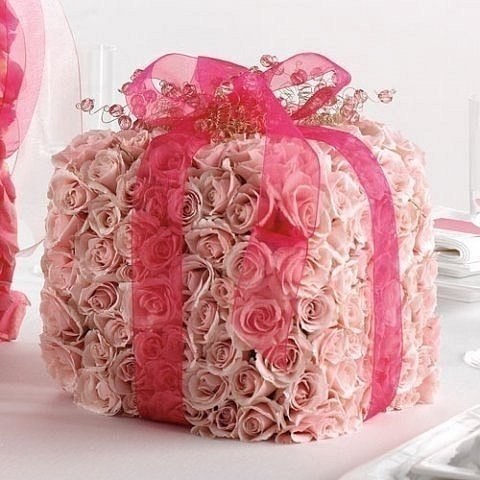 Свадебный декор из роз в виде подарочной коробки