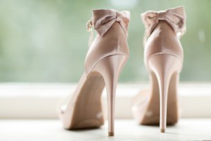 Туфли на каблуке бежевого цвета с бантом